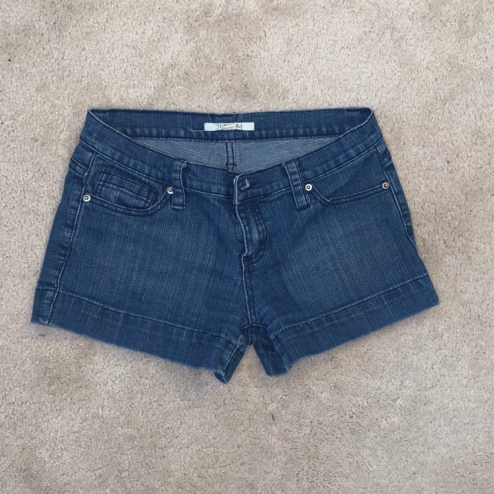 Pleated denim shorts